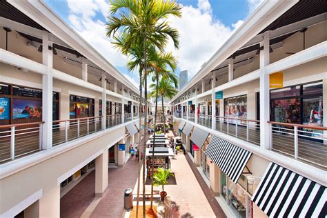 Bayside market place - Bayside marketplace is perfect for shopping, dining, boating and more in downtown MiamiBayside's ambiance is excellent for sharing a weekend with family or f...